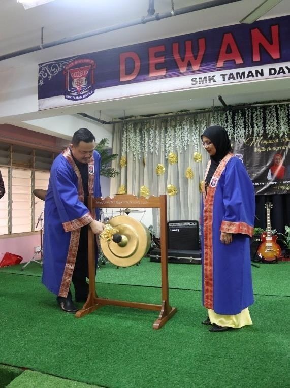 School achievement ceremony: PIBG annual general meeting and achievement awards · SMK Taman Daya 2.