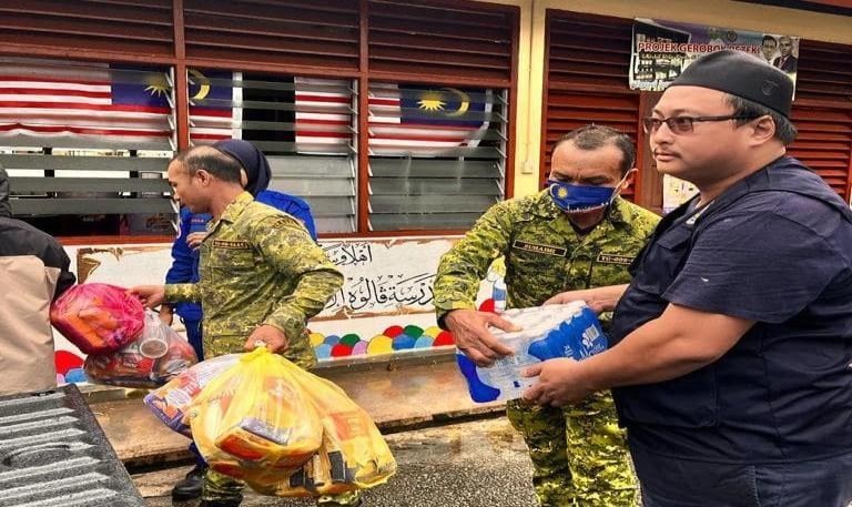 Terengganu flood relief: Food and essential assistance for flood-affected communities.